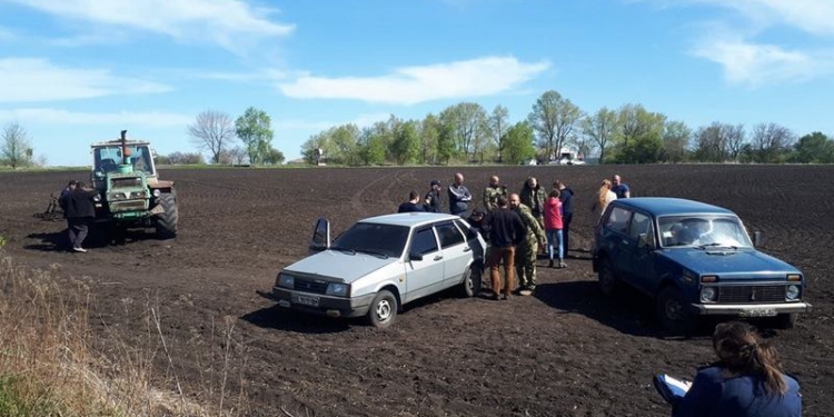 Земельный конфликт во Врадиевском районе не утихает: претендующие на одно поле шли на таран транспортными средствами и дрались