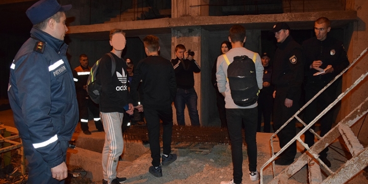 В Николаеве трое подростков селфились на башенном кране в строящемся комплексе «Адмирал»