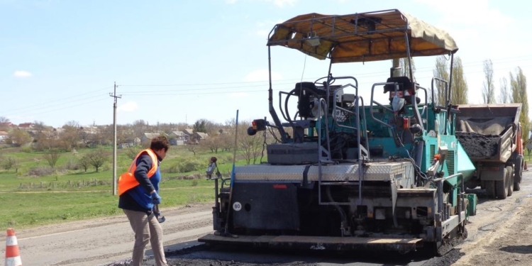 Мост возле Троицкого усиленно ремонтируют. Но мешают водители
