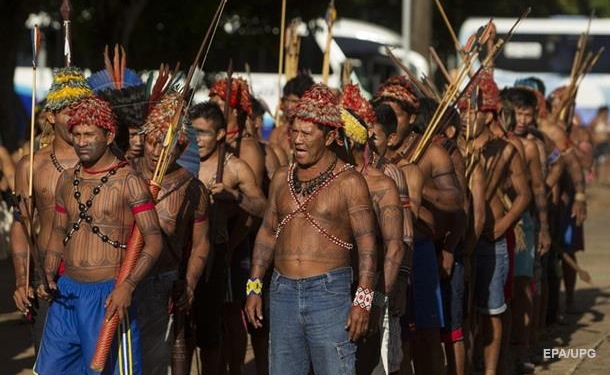 С луком и стрелами против вооруженных полицейских. Индейцы в Бразилии встали на защиту Амазонки