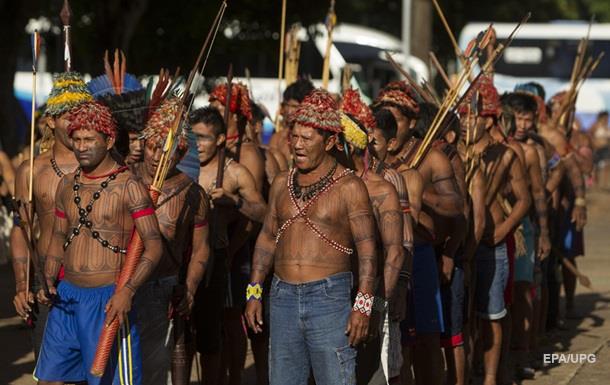 С луком и стрелами против вооруженных полицейских. Индейцы в Бразилии встали на защиту Амазонки 1