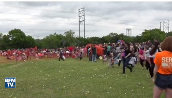 В Техасе разбросали с вертолета пять тысяч пасхальных яиц