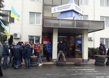 Николаевские стивидоры продолжили акцию протеста у Никморпорта. Начальник НФ АМПУ вызвал полицию