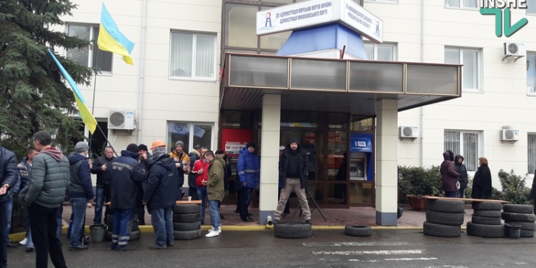 Николаевские стивидоры продолжили акцию протеста у Никморпорта. Начальник НФ АМПУ вызвал полицию