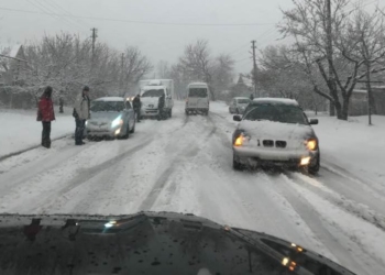Днепр замело, аэропорт закрыт, на дорогах пробки