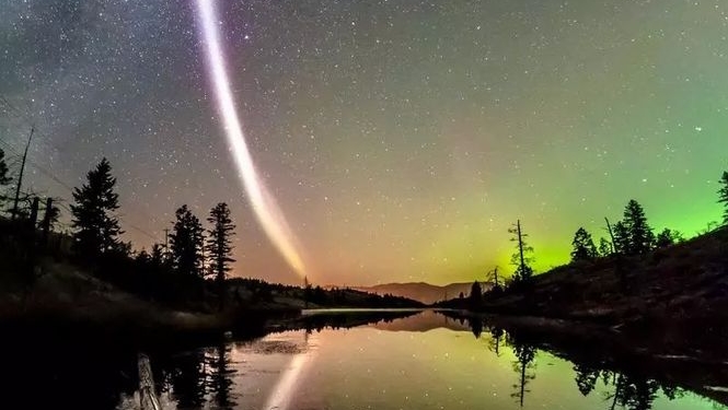 Светящийся луч. Ученые назвали атмосферное явление в честь забора из мультфильма