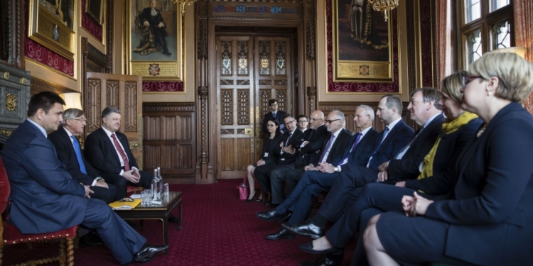 Порошенко в Великобритании цитировал Черчилля – сравнил РФ с крокодилом