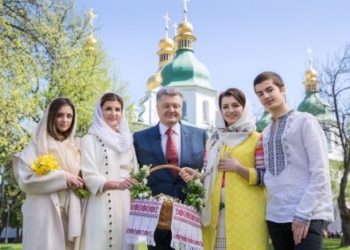 Президент поздравил украинский народ с Пасхой