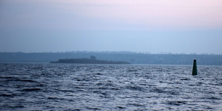 У нефтебазы в Николаеве в моторной лодке заглох мотор, и 5 рыбаков начало уносить в Днепровский лиман