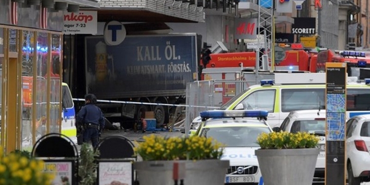 В столице Швеции грузовик влетел в толпу людей: есть погибшие
