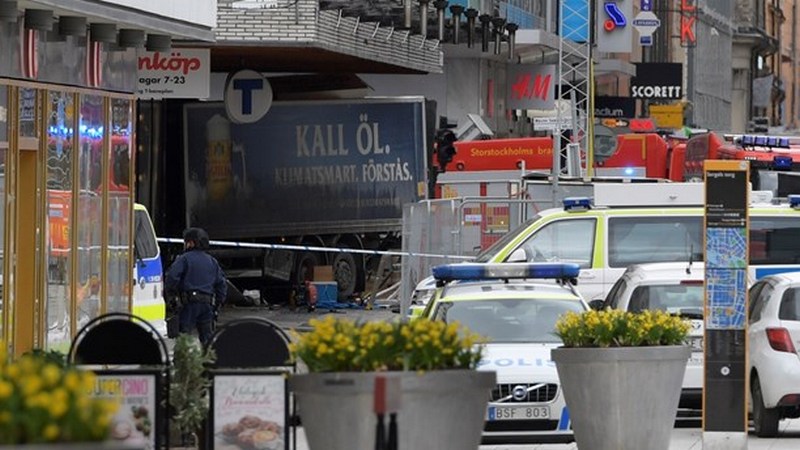 Теракт в Стокгольме: грузовик, врезавшийся в толпу, был начинен взрывчаткой 1