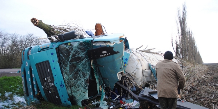 На трассе Одесса-Николаев перевернулся MAN с подсолнечным маслом