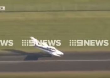 Носом в землю. В Австралии пилот-стажер посадил самолет без переднего шасси