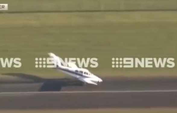 Носом в землю. В Австралии пилот-стажер посадил самолет без переднего шасси