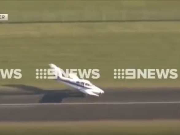 Носом в землю. В Австралии пилот-стажер посадил самолет без переднего шасси 1
