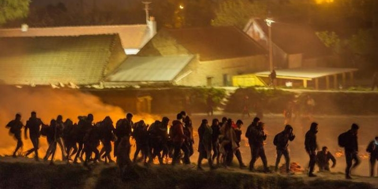 Во Франции беженцы из Афганистана и Ирака устроили массовую драку и сожгли дотла свой лагерь