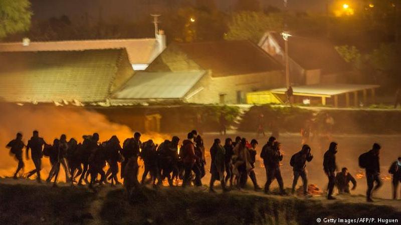 Во Франции беженцы из Афганистана и Ирака устроили массовую драку и сожгли дотла свой лагерь 1