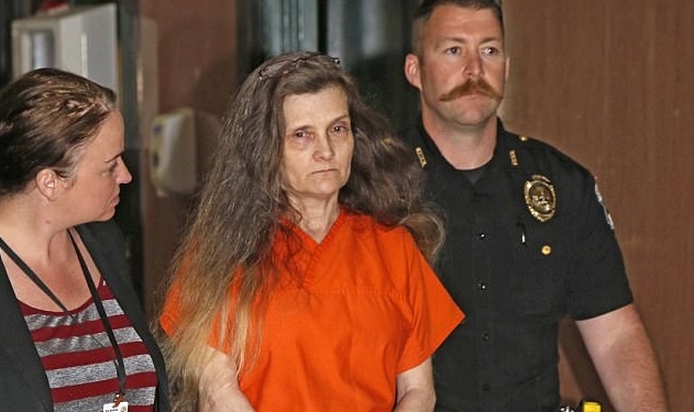 Дом ужасов. В США бабушка переодевалась в ведьму и пытала внучку. Сядет пожизненно