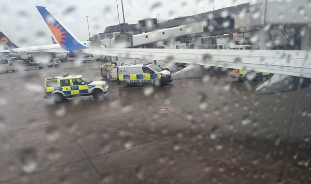 Сразу 23 пьяных хулигана вывели полицейские из самолета. Рейс задержали на 3 часа