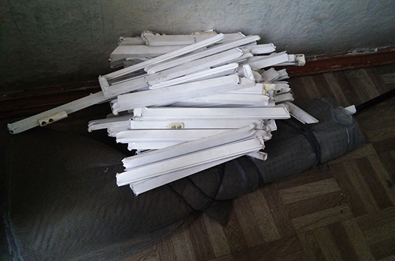 В Николаеве мужчина воровал москитные сетки – не простые, а с металлопластиковых окон