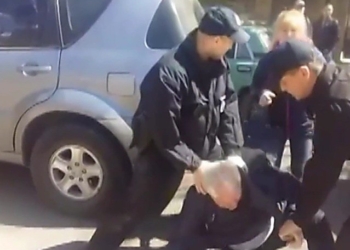 В Николаеве патрульные применили силу к пенсионеру-водителю. В полиции говорят, что он сам виноват