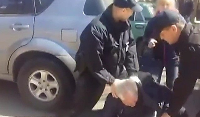 В Николаеве патрульные применили силу к пенсионеру-водителю. В полиции говорят, что он сам виноват