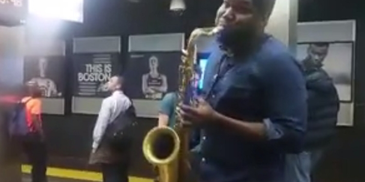 В Бостоне уличный музыкант сыграл на саксофоне гимн Украины