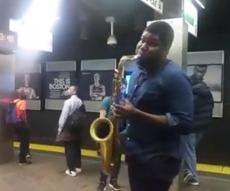 В Бостоне уличный музыкант сыграл на саксофоне гимн Украины 1