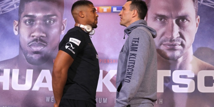 В глаза мне смотреть! Кличко и Джошуа на дуэли взглядов