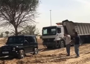 Песчаный патруль. Принц Дубая на внедорожнике помог вытащить грузовик из песка