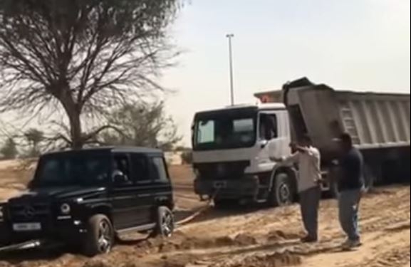 Песчаный патруль. Принц Дубая на внедорожнике помог вытащить грузовик из песка