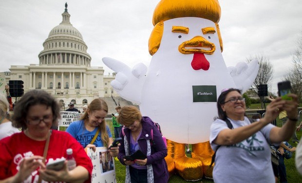 В США прошли массовые митинги с требованием показать налоговую декларацию Трампа