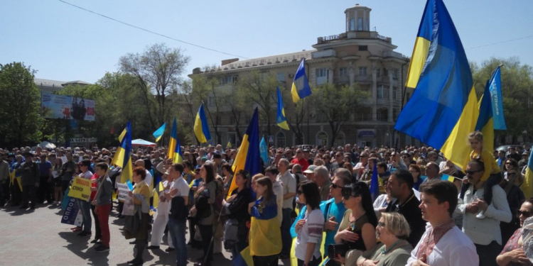 В Мариуполе митинговали против ОппоБлока и Русского мира. Что одно и то же
