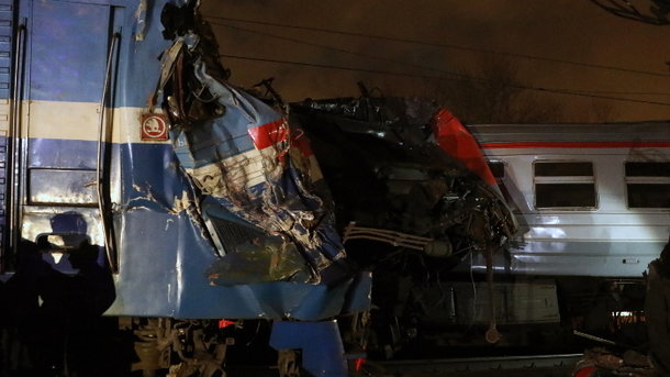 В Москве пассажирский поезд врезался в электричку