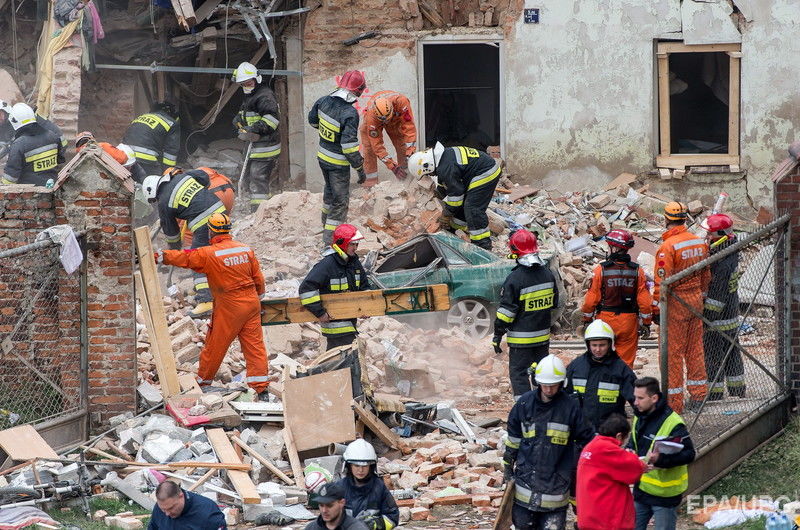 Число жертв обрушения дома в Польше выросло до шести человек 1