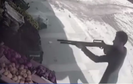 В Турции лавочник отбился от убийцы помидорами – попал прямо в глаз