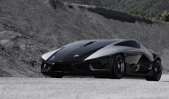 Яхта на колесах с аквариумом внутри. Это произведение искусства, а не машина