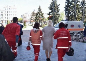 Мандат на крови: в Виннице подрались две дамы-депутатки. Порвана цепочка, расцарапана грудь