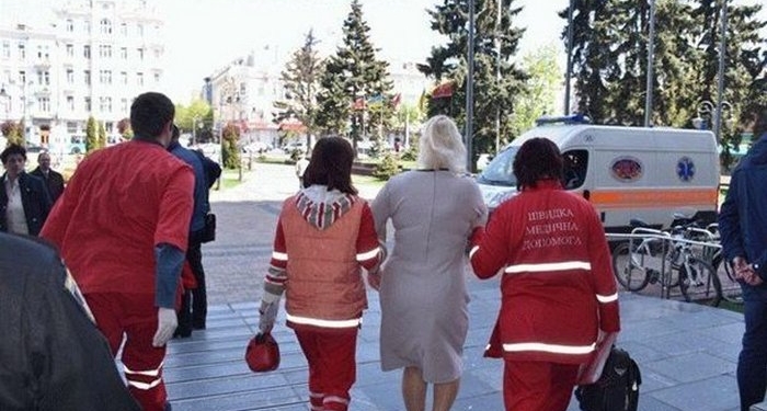 Мандат на крови: в Виннице подрались две дамы-депутатки. Порвана цепочка, расцарапана грудь