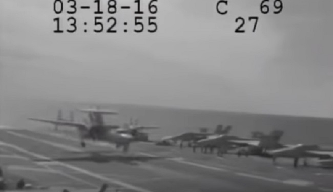 Асы! В США показали, как самолет чуть не утонул при посадке на авианосец. Спасли пилоты