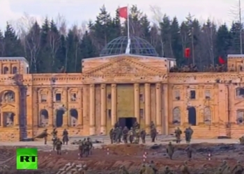 На Берлин! В Подмосковье провели масштабную реконструкцию штурма рейхстага
