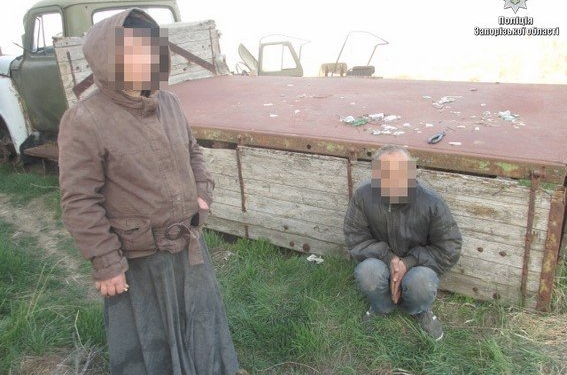 В Запорожской области фермер держал на цепи семейную пару