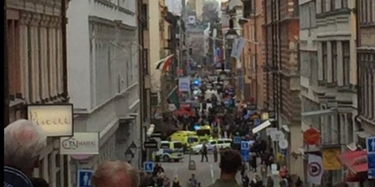 В столице Швеции грузовик влетел в толпу людей: есть погибшие