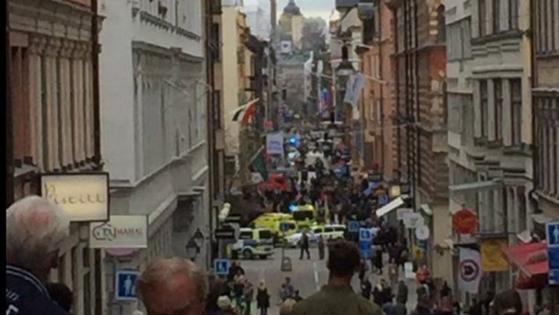 В столице Швеции грузовик влетел в толпу людей: есть погибшие 4