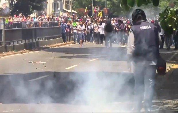 Мирный марш в Венесуэле перерос в столкновения с полицией: более 100 задержанных 7