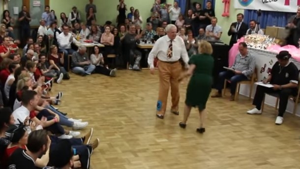 Бабушка рядышком с дедушкой. Пожилая пара из Австрии зажгла на соревнованиях по буги-вуги