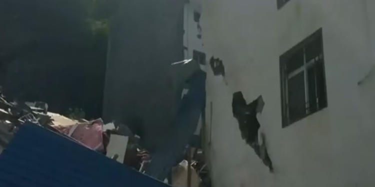 В Китае оползень разрушил 7-этажный жилой дом с людьми