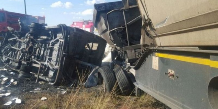 Жуткое ДТП в ЮАР: школьный автобус столкнулся с грузовиком, сгорело 20 детей