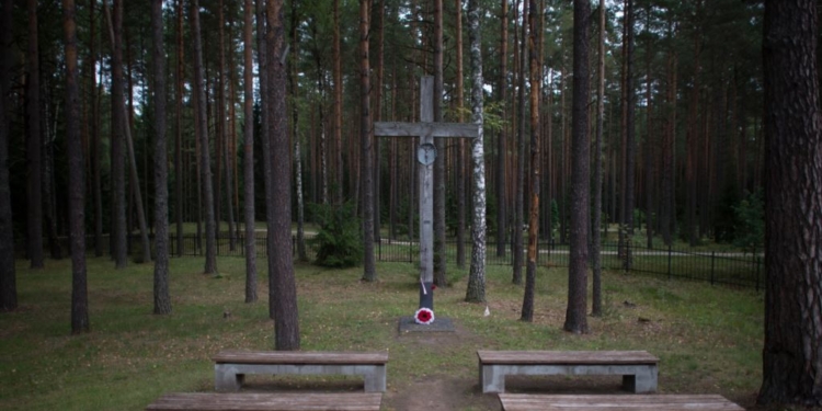 Информационная война РФ против Польши. На кладбище в Катыни появились пропагандистские таблички