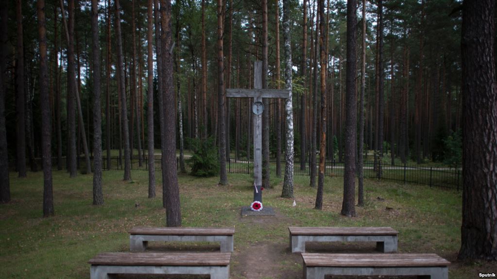 Информационная война РФ против Польши. На кладбище в Катыни появились пропагандистские таблички 1